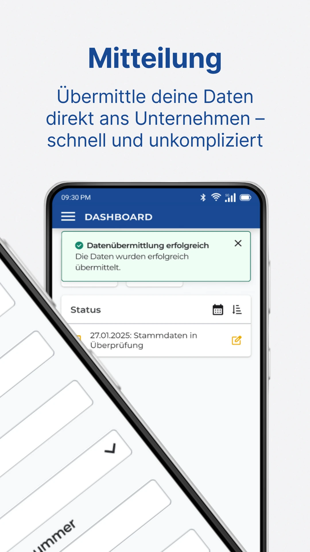 Überschrift ist 'Mitteilung', Subtitle ist 'Übermittle deine Daten direkt ans Unternehmen - schnell und unkompliziert'. Zeigt zwei überlappende Screenausschnitte. Der hintere zeigt einen Toast für die erfolgreiche Übermittlung der Stammdaten ans Unternehmen. Der vordere zeigt eine Reihe von Felder die Teil des Stammdantenformulars sind.